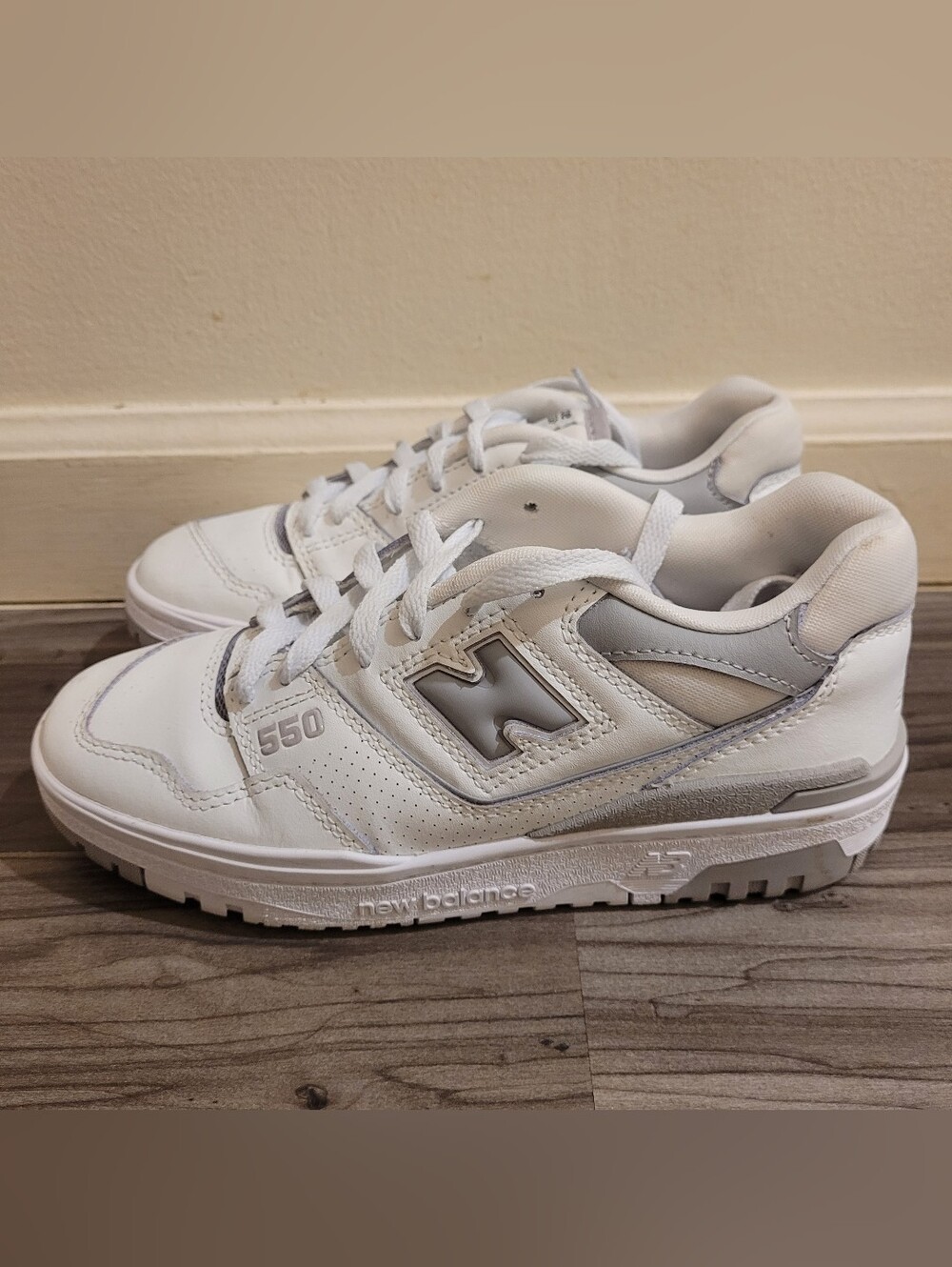 New Balance 550 Womens White Leather Sneakers Size 6.5 B